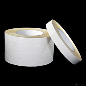 Fita dupla face com 19 milímetros de largura e 30 metros de comprimento